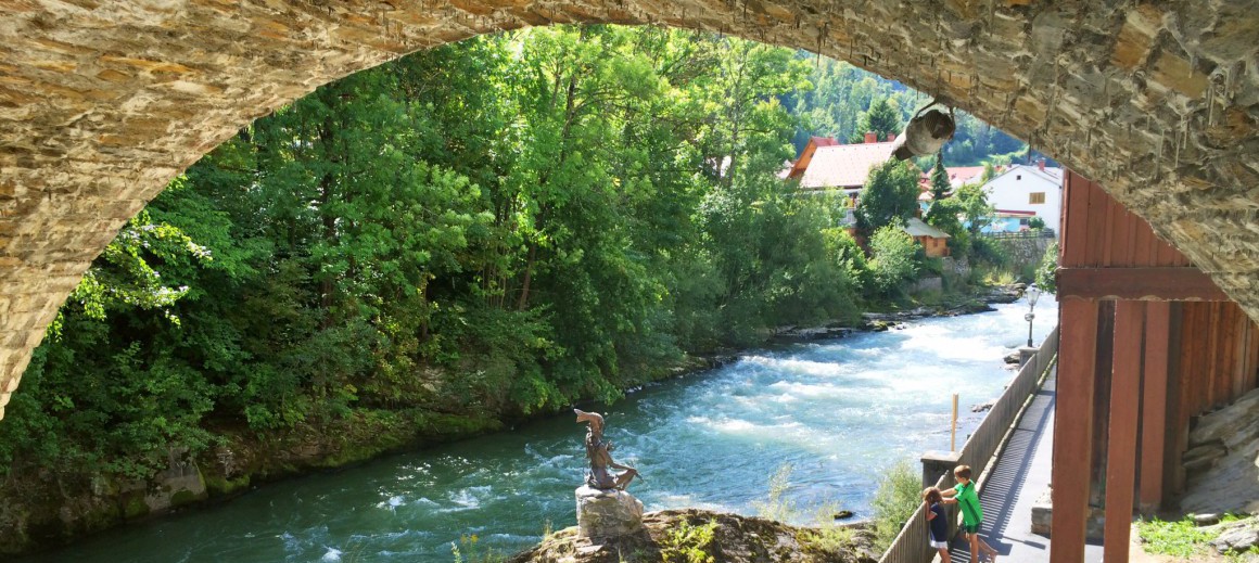 Die Flussgöttin Murna thront auf einem Felsen in der Mur
