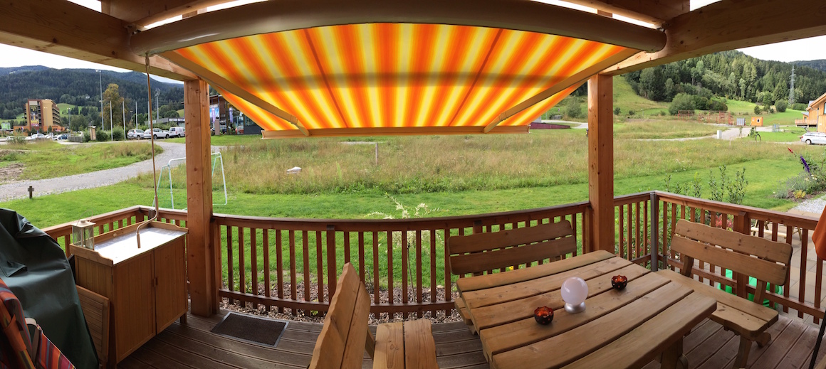 Windgeschützte Südterrasse mit Markise und Seitenmarkisen