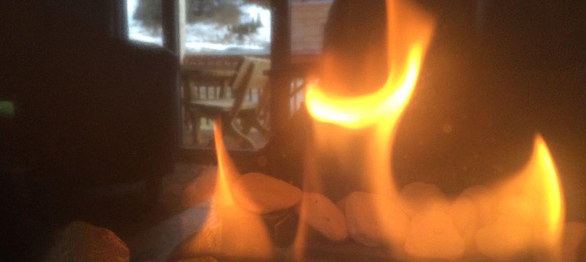 Flammenspiel des Gaskaminofens