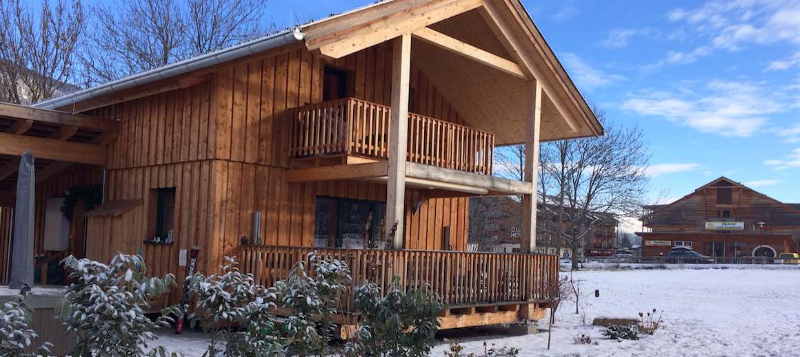 Chalet im Schnee, im Hintergrund die Bäckerei